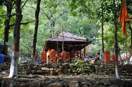 Téléchargez les photos : Sage valmiki Samadhi temple, collines ajoba, thane, maharashtra, Inde, Asie - en image libre de droit