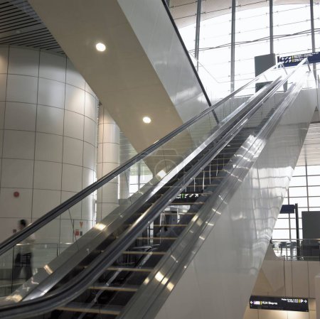 Téléchargez les photos : Escalator dans l'aéroport international de Kuala lumpur malaysia - en image libre de droit