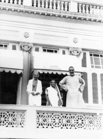 Téléchargez les photos : Mahatma Gandhi, Kasturba Gandhi et Khan Abdul Gaffar Khan debout sur un balcon, Mumbai, 1940, Inde - en image libre de droit