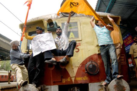 Téléchargez les photos : Sikhs bloquant les trains protestant pour dera saccha sauda à Mulund, Bombay, Mumbai, Maharashtra, Inde - en image libre de droit