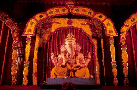 Téléchargez les photos : Ganesh ganpati Festival ; idole éléphant tête dieu ; pune ; Maharashtra ; Inde - en image libre de droit