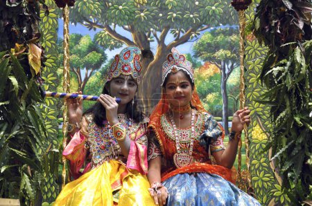 Foto de Chica y niño disfrazados de Radha Krishna, India - Imagen libre de derechos
