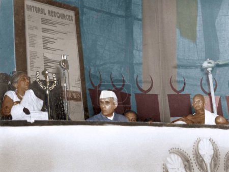 Foto de Mahatma Gandhi con Jawaharlal Nehru y Sarojini Naidu Conference, Delhi, India, Asia, 2 de abril de 1947 - Imagen libre de derechos