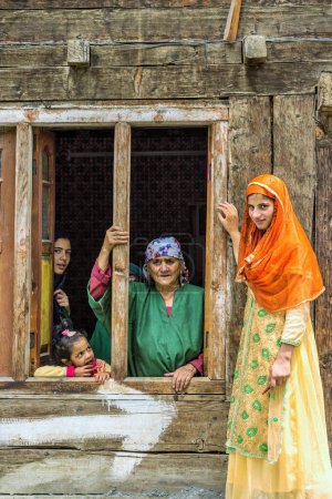 Foto de Mujeres cachemires tres generaciones, aldea Dawar, Gurez, Bandipora, Cachemira, India, Asia - Imagen libre de derechos