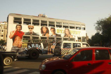 Téléchargez les photos : Local BEST bus covered with advertisement of Indian Hindi film star faces Building, street scene in Fort, Mumbai Bombay, Maharashtra, India - en image libre de droit