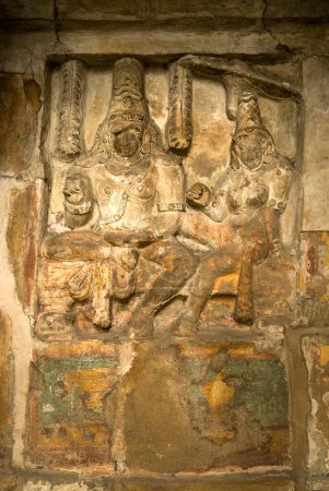 Statue de Siva et Parvathi ; temple Kailasanatha en grès construit par le roi Pallava Narasimhavarman & son Mahendra huit siècle à Kanchipuram ; Tamil Nadu ; Inde