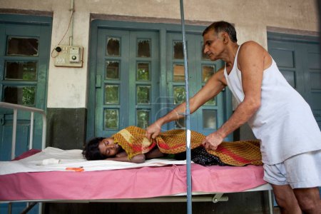 Téléchargez les photos : Dr prakash baba amte prendre soin du patient, maharashtra, Inde, asie - en image libre de droit