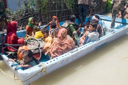 Téléchargez les photos : Opération de sauvetage militaire indienne ; inondation de la rivière Kosi en 2008 ; district de Purniya ; Bihar ; Inde - en image libre de droit