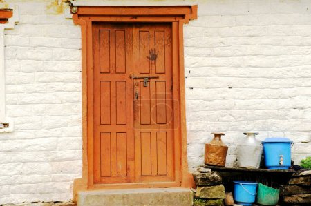 Téléchargez les photos : Ustensile à la porte en bois, Kopchepani, Népal - en image libre de droit