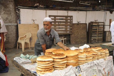 Foto de Vendedor musulmán vendiendo comida en carritos, India - Imagen libre de derechos