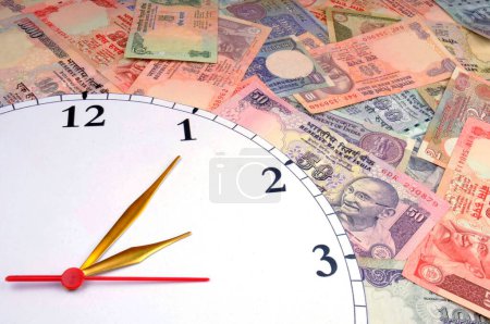 Téléchargez les photos : Le concept du temps est argent - en image libre de droit