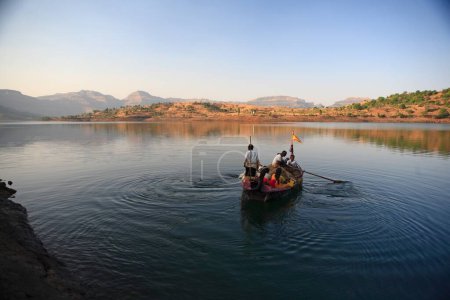 Téléchargez les photos : Pêcheurs pêchant dans le lac Bhandardara Maharashtra Inde Asie - en image libre de droit
