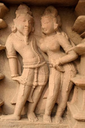 Figuras humanas escultura en el templo de Lakshmana, Khajuraho, Madhya Pradesh, India, Asia