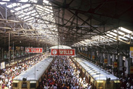 Téléchargez les photos : Gare ferroviaire bondée, Churchgate, Bombay Mumbai, Maharashtra, Inde - en image libre de droit