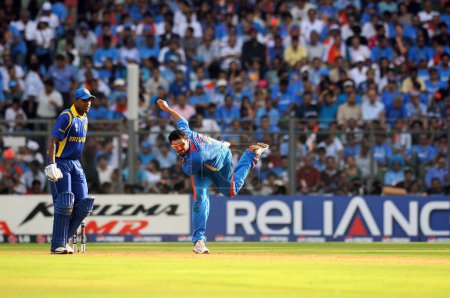 Téléchargez les photos : Le batteur sri-lankais Thilan Samaraweera regarde les bols indiens Yuvraj Singh lors de la finale de la Coupe du monde de cricket de l'ICC contre le Sri Lanka joué au stade Wankhede à Mumbai en Inde le 02 avril 2011 - en image libre de droit