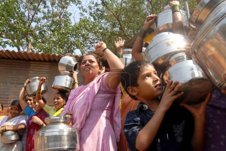 Foto de Mujeres con sus contenedores de agua de acero inoxidable para protestar contra la aguda escasez de agua en Bombay ahora Mumbai, Maharashtra, India - Imagen libre de derechos
