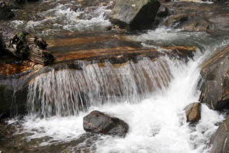 Fluss am Fuße des Jogini-Wasserfalls; Nehru kund; Manali; Himachal Pradesh; Indien