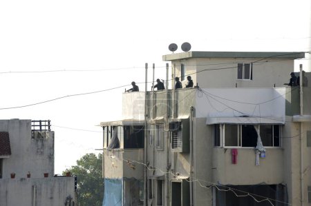 Foto de Comandos de la Guardia de Seguridad Nacional del NSG tomando posición frente a la Casa Nariman; después del ataque terrorista de Deccan Mujahideen el 26 de noviembre de 2008 en Bombay Mumbai; Maharashtra; India - Imagen libre de derechos
