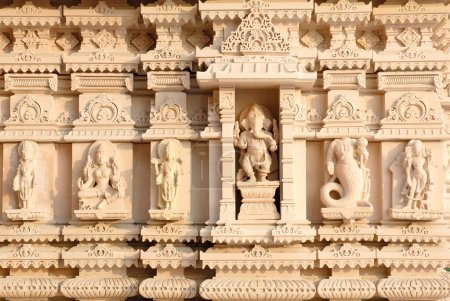 Ídolos de Ganesh Sarswati Matsya Kanya tallados en el templo swaminarayan; Bhavnagar; Gujarat; India