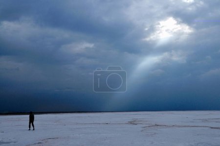 Foto de Residuo de sal en el desierto de Thar conocido como gran rann de kutch, Bhuj, Gujarat, India - Imagen libre de derechos