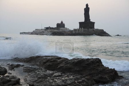Foto de Vista del amanecer del Monumento a Vivekananda y estatua del poeta tamil Thiruvalluvar ubicada en las Islas Rocosas; Kanyakumari; Tamil Nadu; India - Imagen libre de derechos