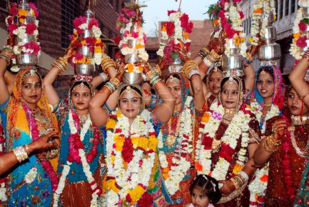 Téléchargez les photos : Rajasthani Marwari femmes avec argent Lotiyan à la tête à l'occasion de Gangaur, Jodhpur, Rajasthan, Inde - en image libre de droit