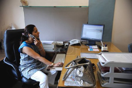 Téléchargez les photos : Mallika lala parle par téléphone à l'hôpital de jaslok - en image libre de droit