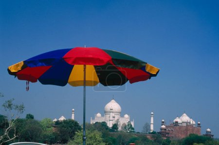 Téléchargez les photos : Parapluie coloré et Taj mahal dans la rivière Yamuna Septième merveille du monde ; Agra ; Uttar Pradesh ; Inde - en image libre de droit