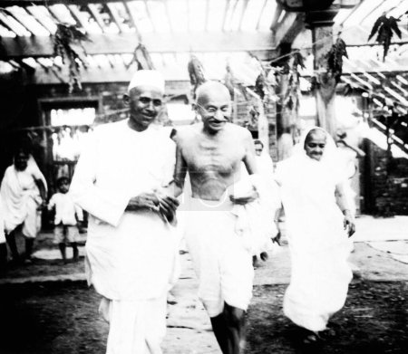 Téléchargez les photos : Mahatma Gandhi, Kasturba Gandhi et d'autres chez M. Chhitabhai Patel à Bardoli, 1939, Inde - en image libre de droit