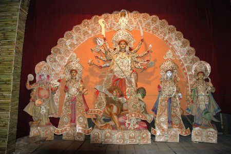 Foto de Modelo decorativo de arcilla Durga matando mahishasura demonio con estatuas de kartikeya ganesha y lakshmi saraswati en Durga puja - Imagen libre de derechos