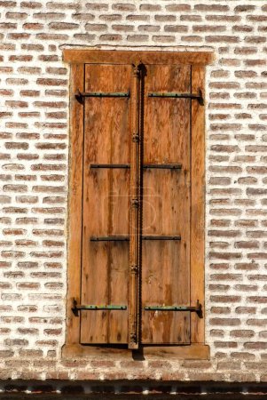 Téléchargez les photos : Fenêtre en bois fixée en brique à l'entrée de Vishrambaug Wada deuxième palais de Peshve le roi Maratha ; Pune ; Maharashtra ; Inde - en image libre de droit