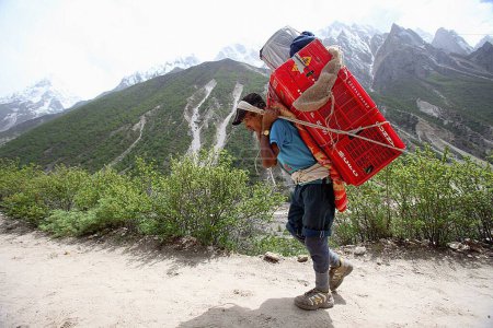Téléchargez les photos : Porter transportant les bagages, Uttarkashi, Uttarakhand, Inde - en image libre de droit