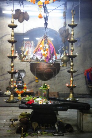 Téléchargez les photos : Sanctuaire principal ; Shiva Linga dans le temple Shri Saptakoteshwar dédié au Seigneur Shiva rénové en 1668 sur instruction de Chhatrapati Shivaji Maharaj ; Monument du patrimoine ; Goa ; Inde - en image libre de droit