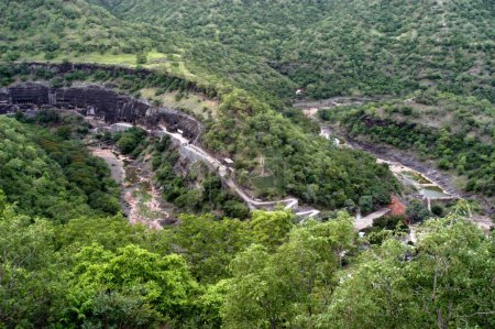 Foto de Vista aérea de las cuevas de Ajanta, declaradas Patrimonio de la Humanidad por la UNESCO, en Maharashtra; India - Imagen libre de derechos