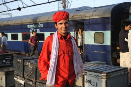 Foto de Porter en la estación de tren, Jammu, Jammu y Cachemira, India - Imagen libre de derechos