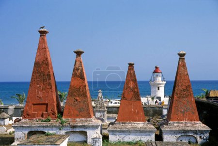 Téléchargez les photos : Cimetière hollandais du XVIIe siècle et ancien phare à Bheemunipatnam, andhra pradesh, Inde - en image libre de droit