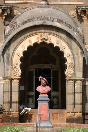 Foto de Estatua de Shahu Maharaj en el palacio real, Kolhapur, Maharashtra, India - Imagen libre de derechos