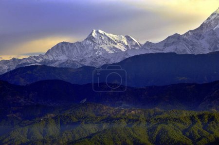 Téléchargez les photos : Montagne himalayenne enneigée à uttarakhand Inde Asie - en image libre de droit