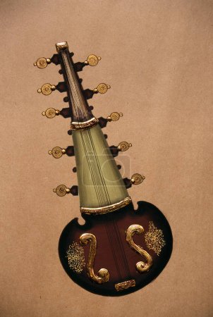 Foto de Pintura en miniatura sobre papel Instrumento musical clásico indio - Imagen libre de derechos