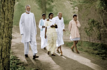 Foto de Mahatma Gandhi caminando con Manu Gandhi, Abdul Ghaffar Khan, Bihar, India, Asia, marzo 1947 - Imagen libre de derechos