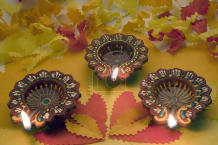 Lámparas de aceite de tierra diwali festival Mumbai Maharashtra India Asia