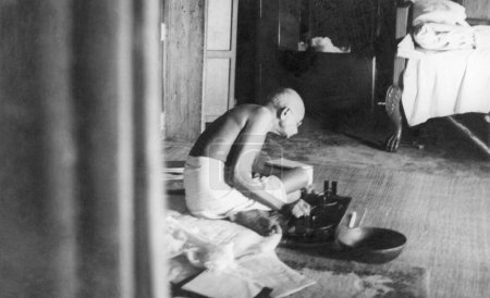 Téléchargez les photos : Mahatma Gandhi, tournant à l'intérieur d'un bâtiment à Chaumuhani Noakhali East Bengal, 20 novembre 1946, Inde - en image libre de droit