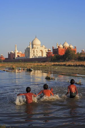 Téléchargez les photos : Enfants jouant dans la rivière Yamuna au Taj Mahal Septième merveilles du monde, Agra, Uttar Pradesh, Inde Site du patrimoine mondial de l'UNESCO - en image libre de droit