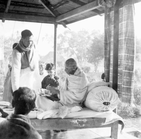 Foto de Ramakrishna Bajaj; Mahatma Gandhi y otros en Khadi Pratishthan; Sodepur; 24 Parganas; Calcuta; 1946; India - Imagen libre de derechos