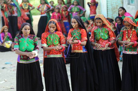 Foto de Mujeres rurales realizando garbas durante la celebración del saatam aatham puja en Mindiyada cerca de Anjaar; Kutch; Gujarat; India NO MR - Imagen libre de derechos