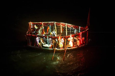 Foto de Pequeño bote real decorado con flores y luces para la inmersión del señor Ganesh, Sangli, Maharashtra, India - Imagen libre de derechos