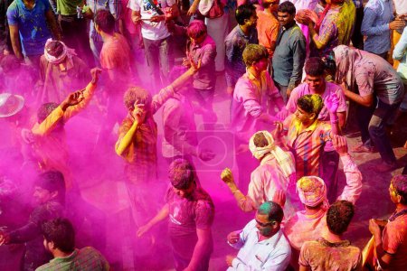 Téléchargez les photos : Danse masculine, Holi festival, Nandgaon, Vrindavan, Mathura, Uttar Pradesh, Inde, Asie - en image libre de droit
