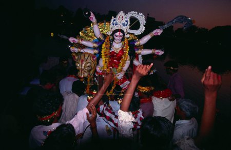 Téléchargez les photos : Déesse Durga Pooja puja immersion Hommage à la déesse mère pendant les neuf jours de Navaratri Festival gomti rivière, Inde - en image libre de droit