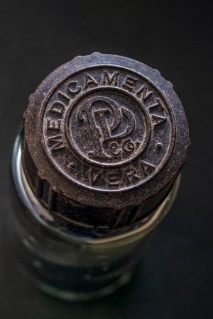Foto de Antique parke Davis bottle, india, asia - Imagen libre de derechos