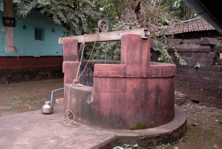 Un viejo pozo en el templo de Shree Devi Bhagvati; Sansthan; Pueblo Kotkamte; distrito Sindhudurga; Maharashtra; India